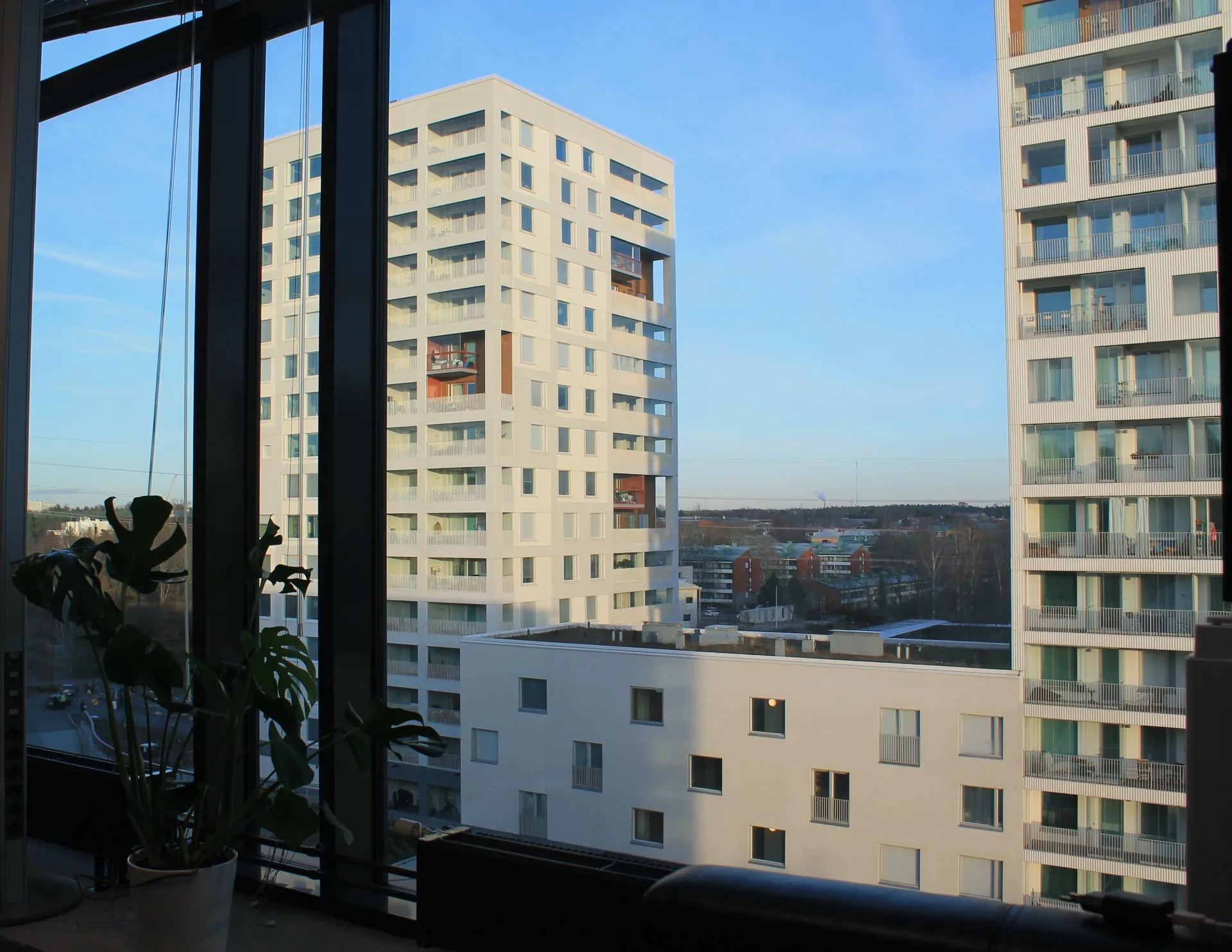 Näkymä ikkunasta kerrostaloon